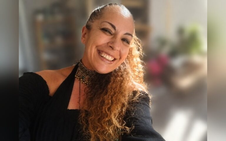 Antonella sorride, ritratto in ambiente domestico