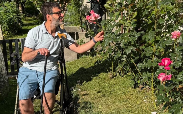 Gennaro, fondatore di CanMedTicino, nel giardino della sua casa in Ticino